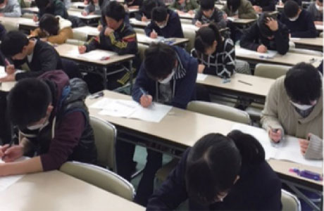 模試受験中画像